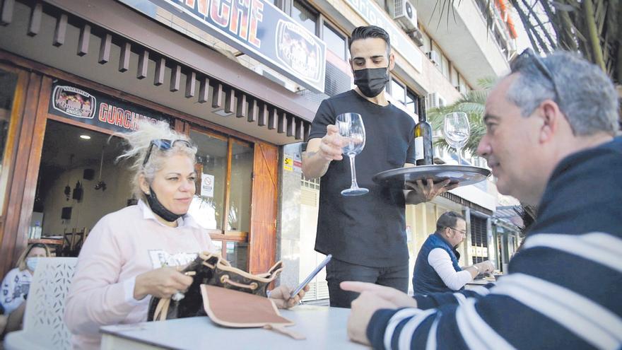 Darias: “No será obligatorio llevar mascarillas al aire libre con distancia interpersonal de metro y medio”