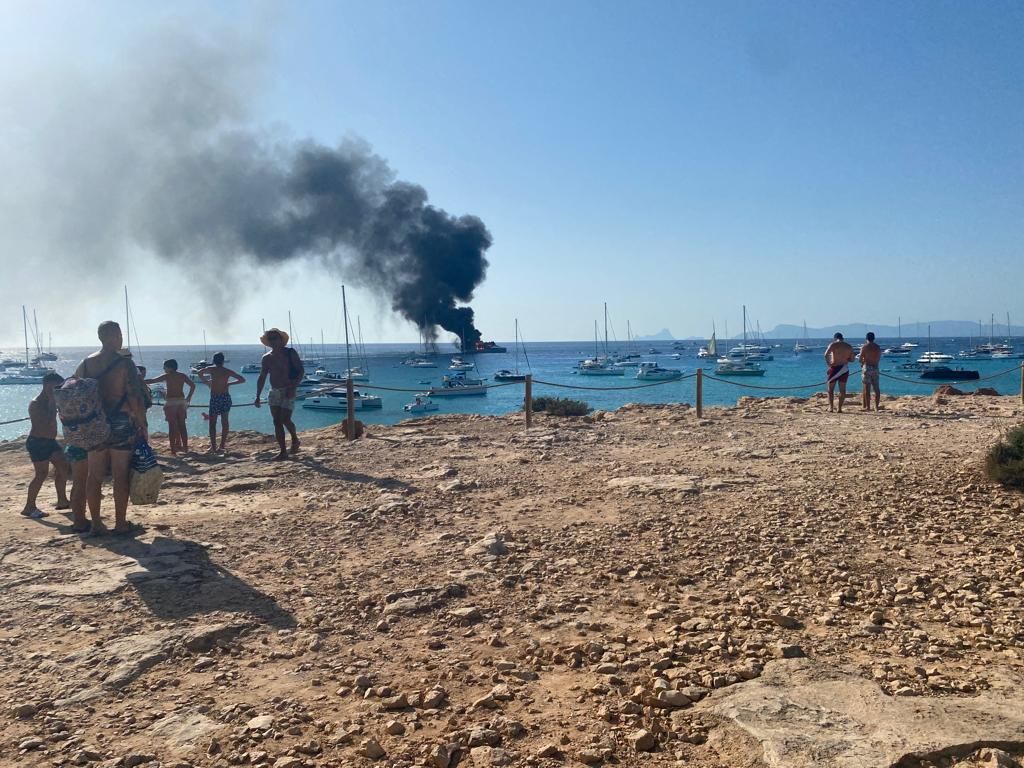 Arde un yate de unos 40 metros de eslora en Formentera.