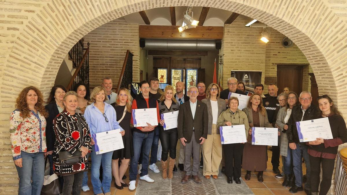 El alcalde, Miguel Chavarría, con las empresas que han conseguido el reconocimiento SICTED.