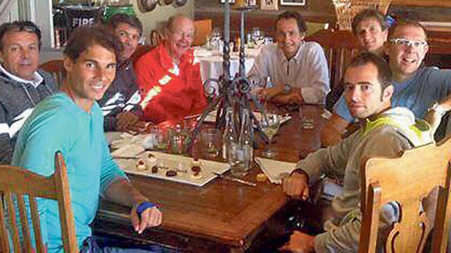Tras eliminar a Kei Nishikori y meterse en los cuartos de final de Australia, Rafel Nadal fue a cenar con su padre Sebastià, su tío Toni y todo su equipo