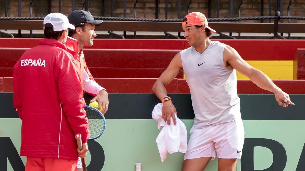 Nadal charla con Bruguera, en Marbella.