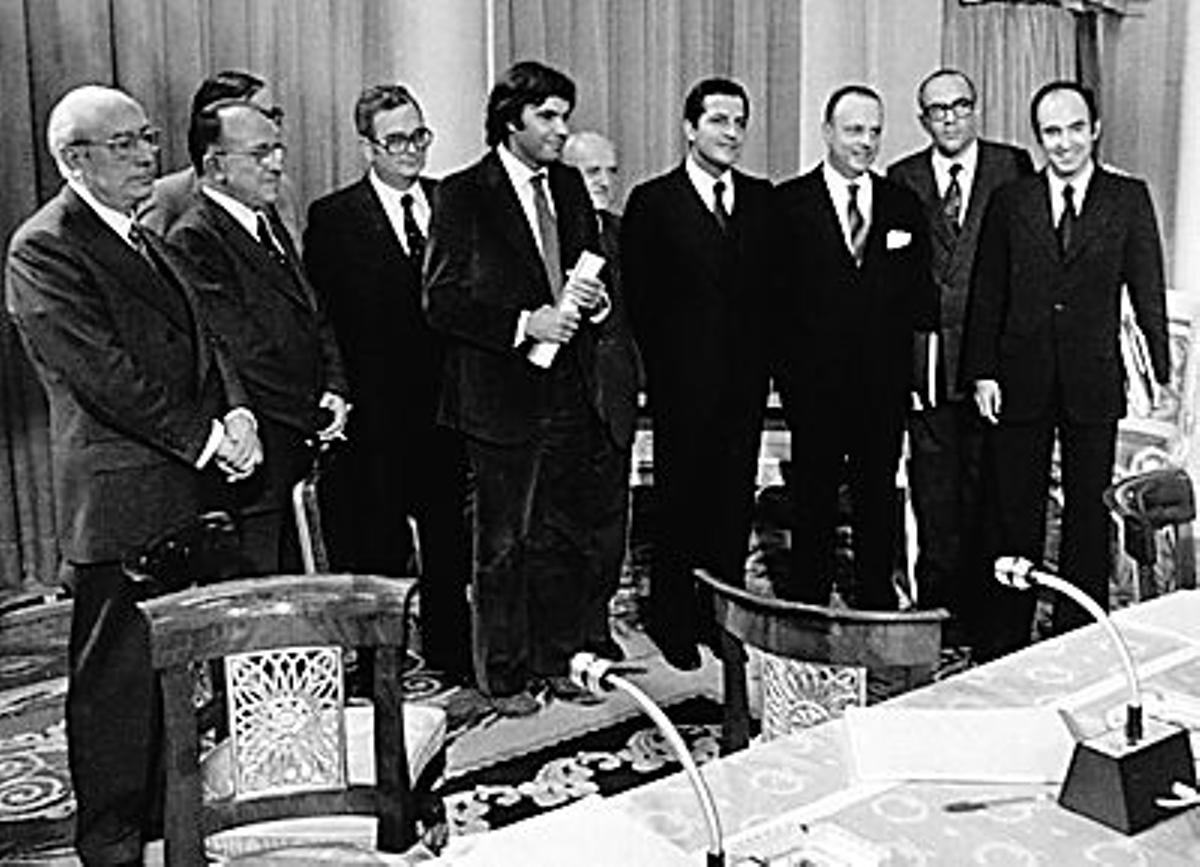 PACTOS DE LA MONCLOA, SE FIRMARON EN LA TRANSICION, EL 27 DE OCTUBRE DE 1977, ENTRE EL GOBIERNO PRESIDIDO POR ADOLFO SUAREZ, Y LOS PARTIDOS DE LA OPOSICION PARA DAR UN NUEVO RUMBO A LA POLITICA ECONOMICA
