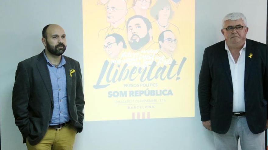 Els vicepresidents de l&#039;ANC i Òmnium, Agustí Alcoberro (dreta) i Marcel Mauri (esquerre) presenten el cartell per a la manifestació de l&#039;11-N a Barcelona.