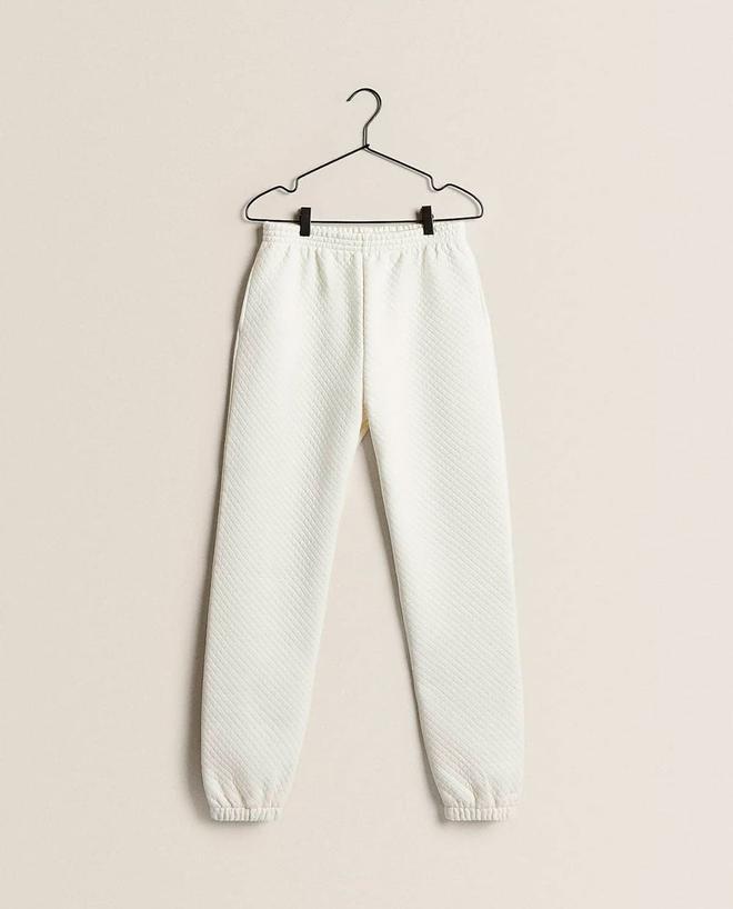 Pantalón efecto acolchado de Zara Home (precio: 25,99 euros)