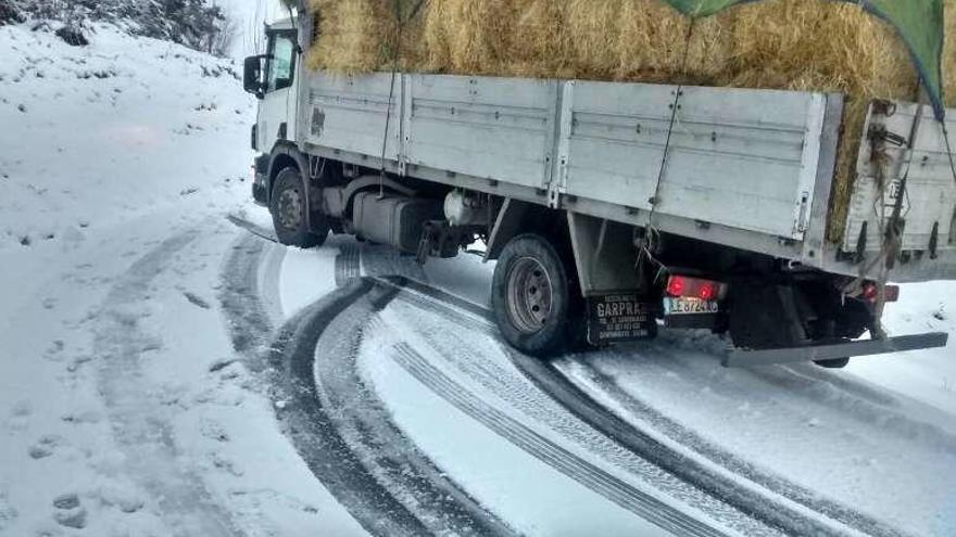 Un camión derrapa en la nieve caída en Lugo. // E.P.