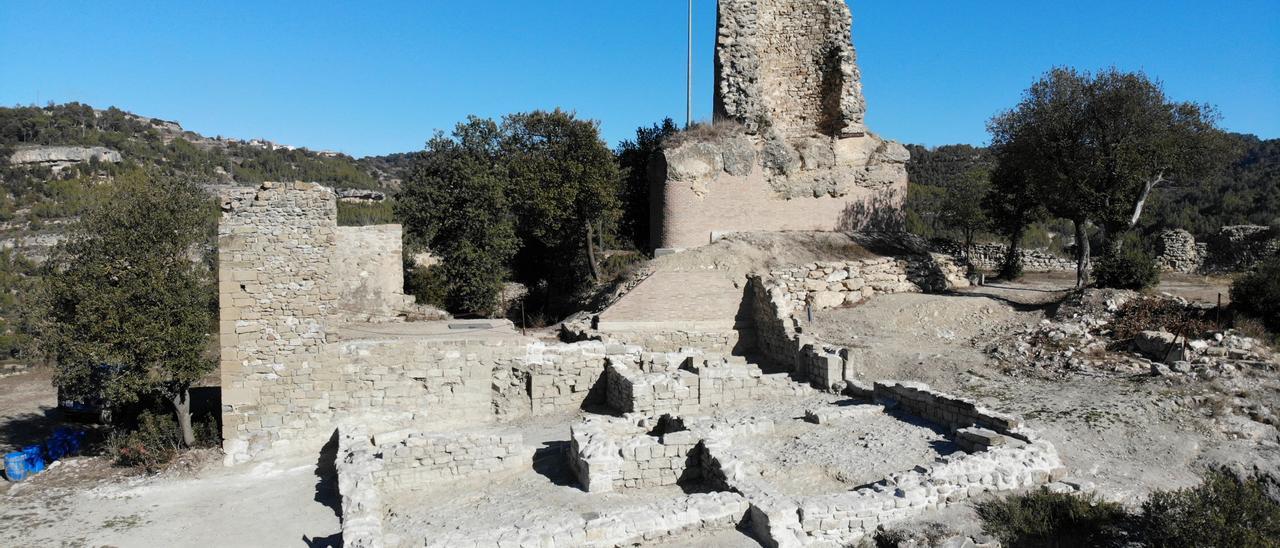 Restes del Castell de Calders que ara ha recuperat les restes de la muralla