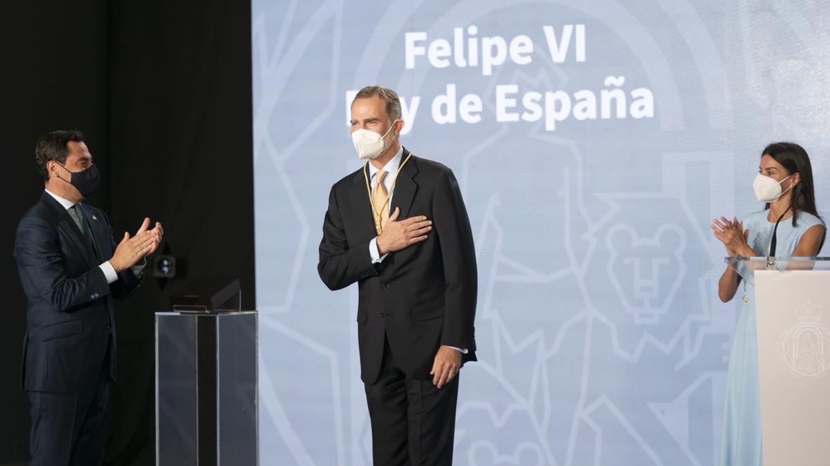 El presidente de la Junta de Andalucía, Juanma Moreno, aplaude al Rey Felipe VI después de haberle entregado la Medalla de Honor de Andalucía.