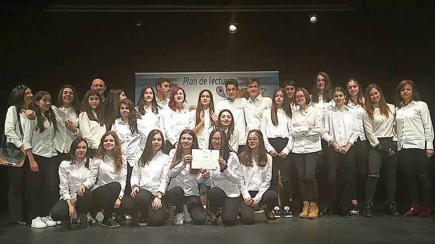 El equipo de 3º de la ESO del IES Maestro Haedo, en el escenario, con el premio de las semifinales del II Certamen de Lectura en Público.