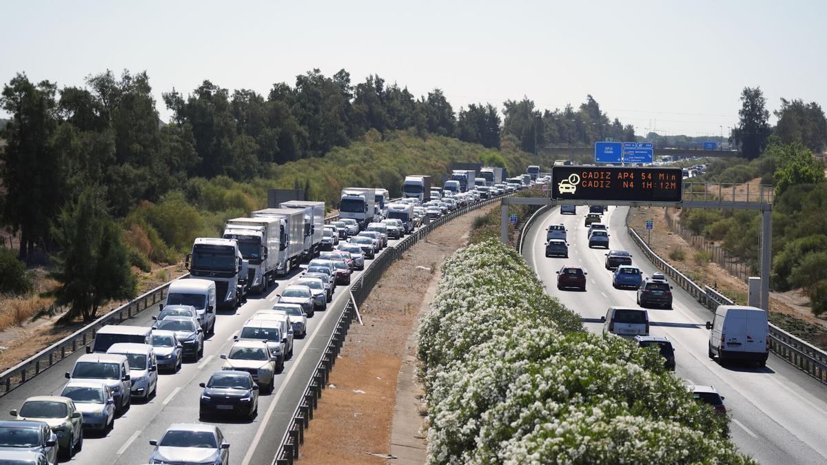 Retenciones en la AP-4 en una imagen del pasado julio.