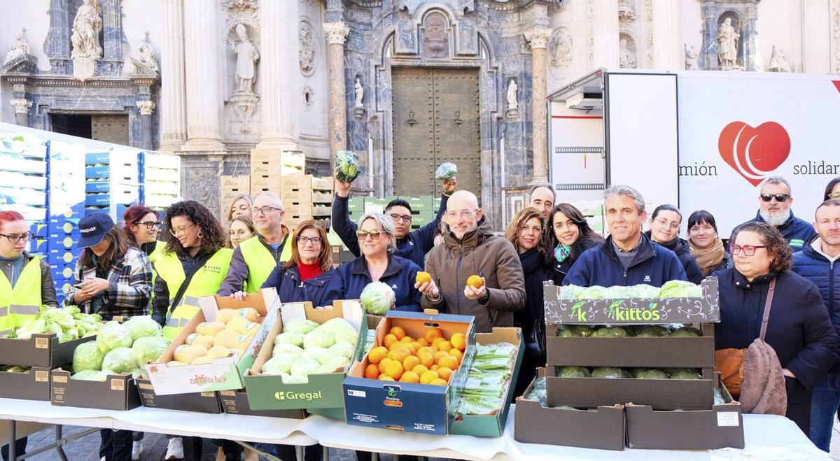 El equipo de Fecoam estuvo presente durante toda la jornada. ayudando en el reparto de los productos ofrecidos por las cooperativas.