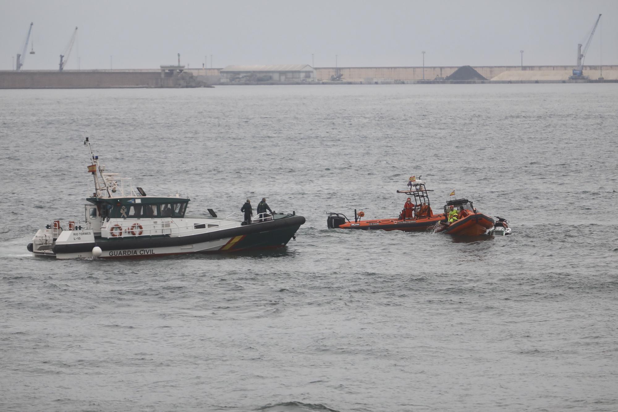 Una persona fallecida y un herido tras volcar su lancha enfrente de la costa de Gijón