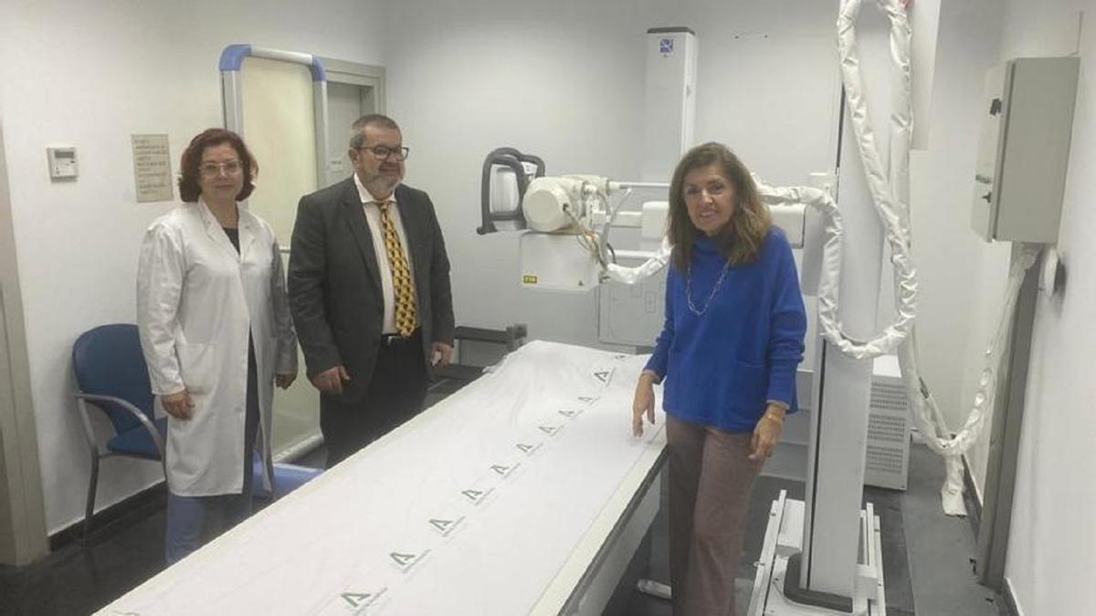 La delegada (a la derecha) durante la visita al centro de salud de Aguilar de la Frontera.