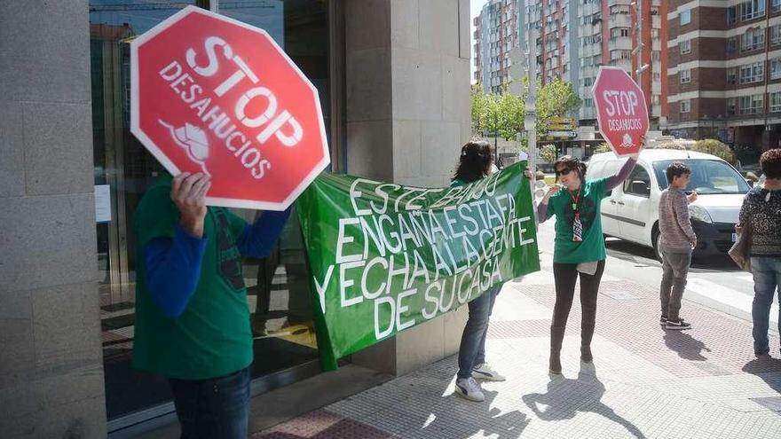 Una protesta por un desahucio en Pontevedra. // Rafa Vázquez