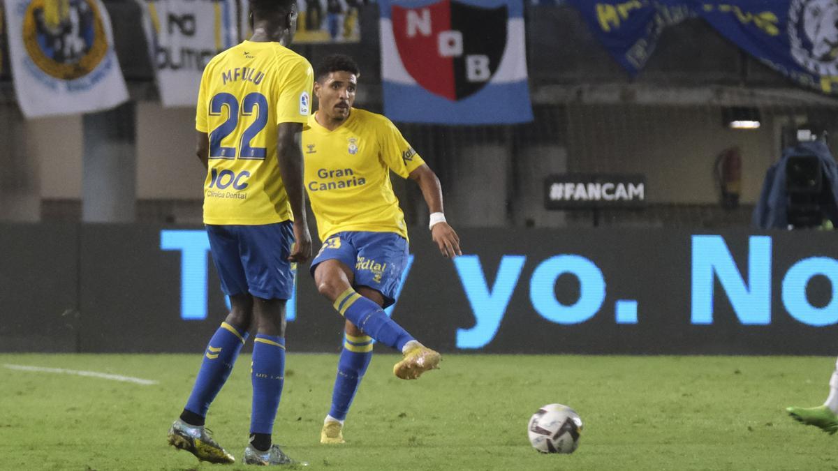 Saúl Coco (derecha), junto a Mfulu en un partido de la pasada temporada.