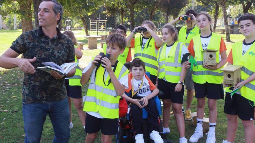 Profesores y estudiantes, observando las aves. |   // I. OSORIO