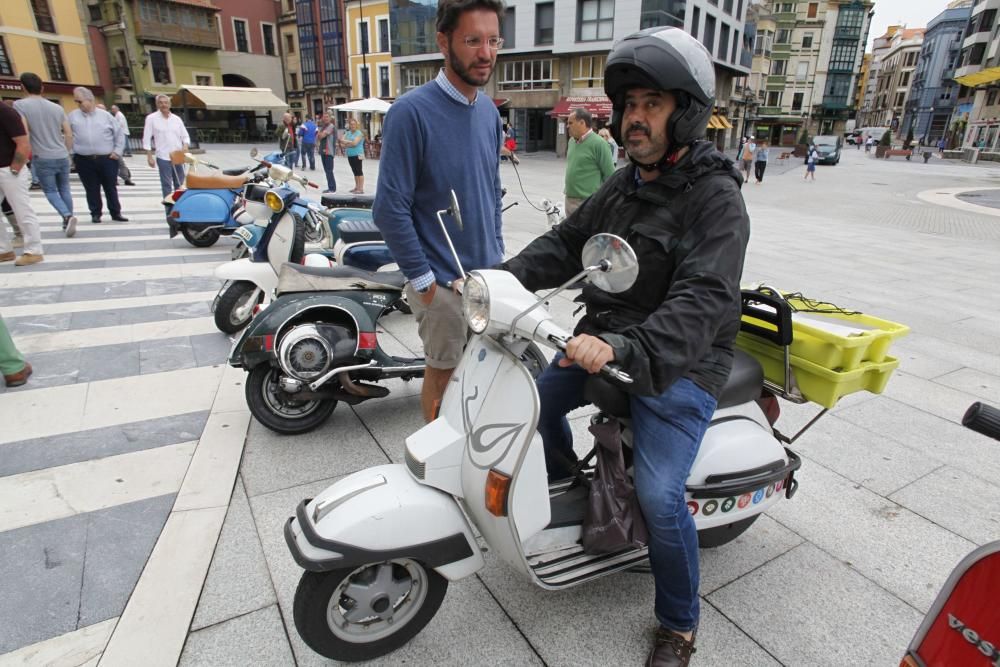 Concentración de Vespas y Lambretas en el Euroyeyé de Gijón