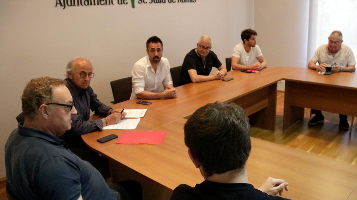 Reunió de l'equip de govern de Sant Julià amb l'advocat, l'historiador i hereus d'espoliats pel franquism