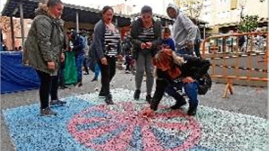 La plaça del Llimoner es va omplir per celebrar el Dia del Poble Gitano.