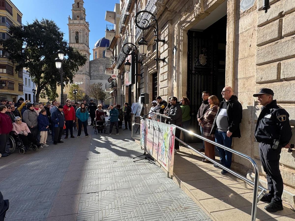 Acto celebrado a las puertas del ayuntamiento.
