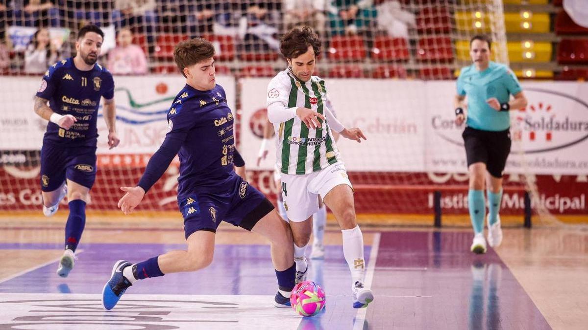 Pablo del Moral conduce el balón en un encuentro de la presente temporada.