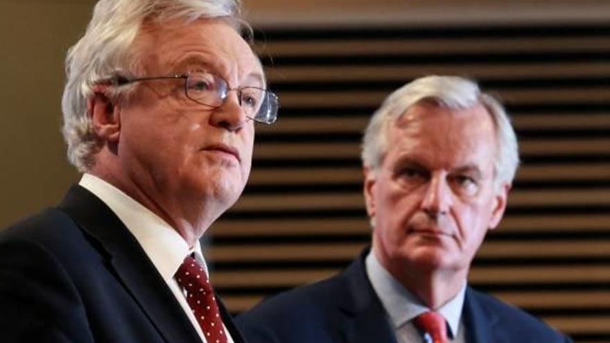 El ministre britànic per a la sortida del a UE David Davis, junta Michel Barnier, negociador europeu.