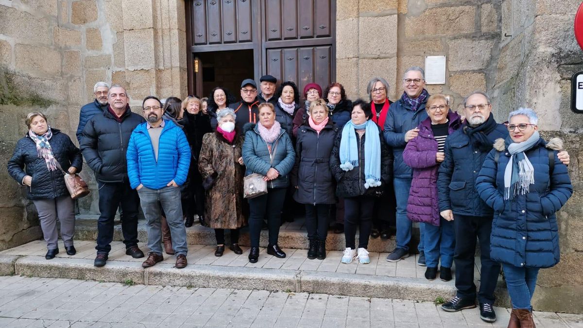 Vecinos de Fermoselle junto a las autoridades municipales y el diputado de Cultura