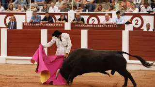La espada deja sin triunfo a una terna con mucho oficio: Tomás Bastos y Aarón Palacio, primeras orejas de la feria taurina en Gijón