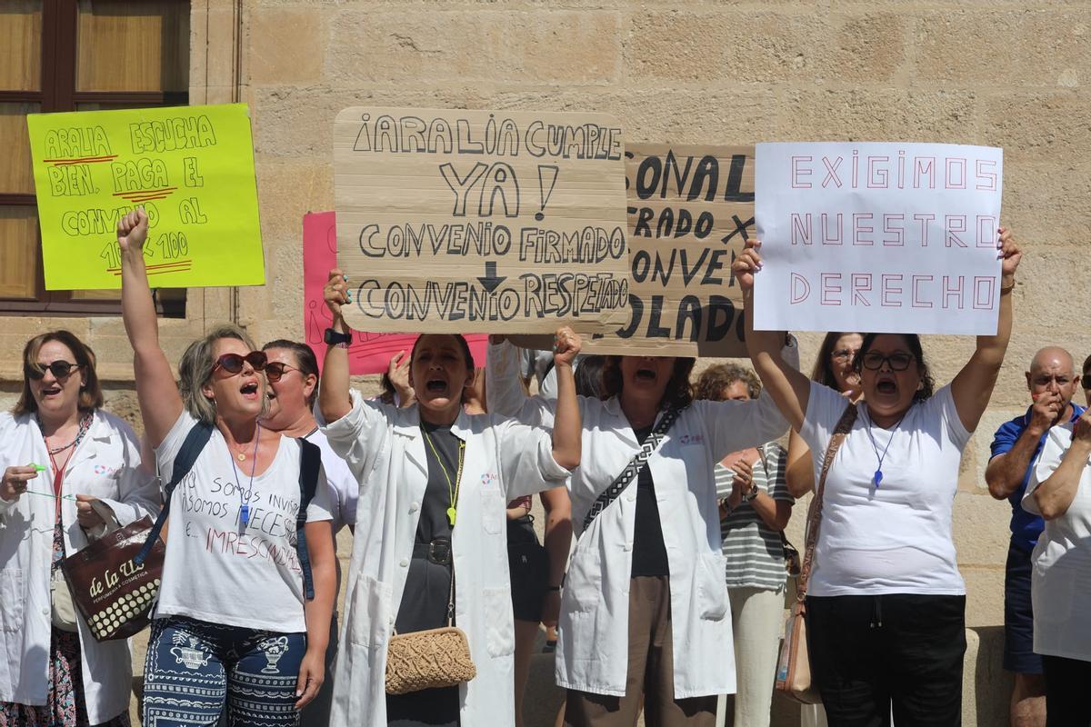 Trabajadoras de ayuda a domicilio de Zamora denuncian impagos de Aralia Trabajadoras de ayuda a domicilio de Zamora denuncian impagos de Aralia
