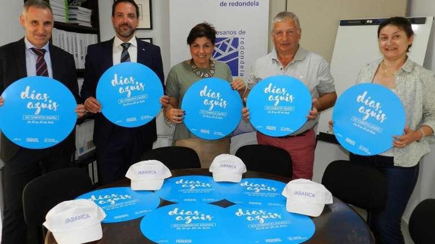 El presidente de la Asociación de Empresarios, Enrique Lago (2º dcha), en la presentación de la campaña con miembros del comercio y Abanca.