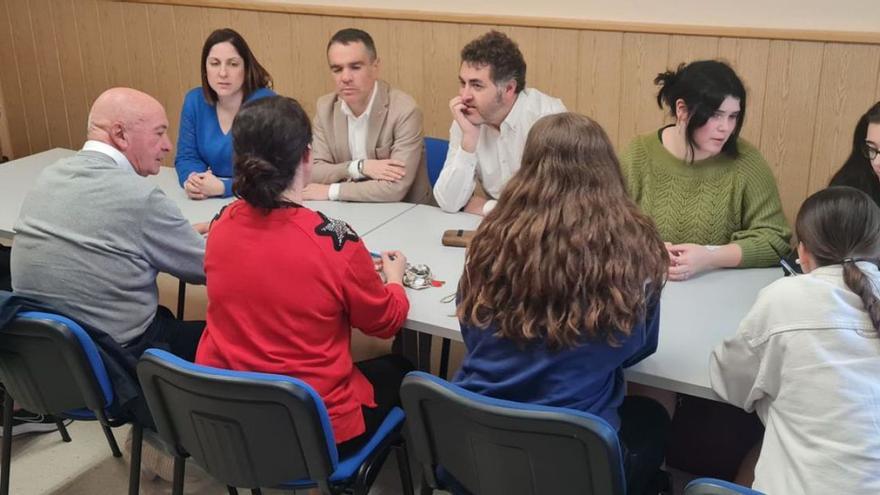 Jonás Fernández, en el centro, de blanco, durante la reunión con jóvenes y autoridades locales. | A. C.