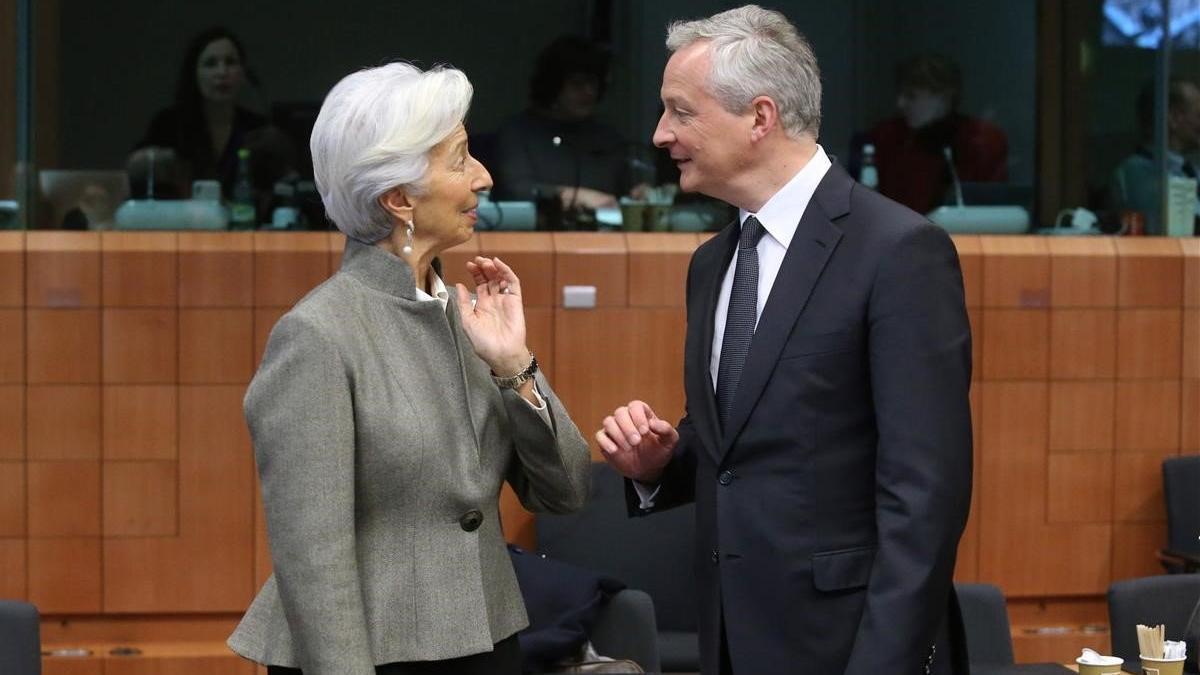 El ministro francés de Economía y Finanzas, Bruno Le Maire, departe con la presidenta del Banco Central Europeo, Christine Lagarde, en una reunión del Eurogrupo el pasado febrero, en Bruselas.