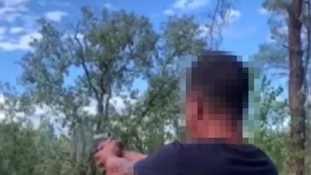 Fragmento del vídeo en el que el vecino de Navalmoral aparece disparando
