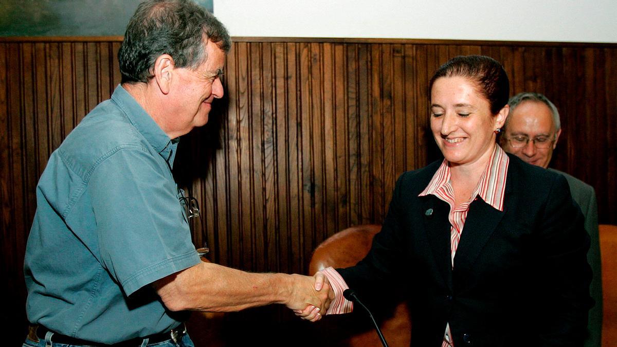 Elena Vázquez, con Aaron Ciechanover, Premio Nobel de Química en 2004.