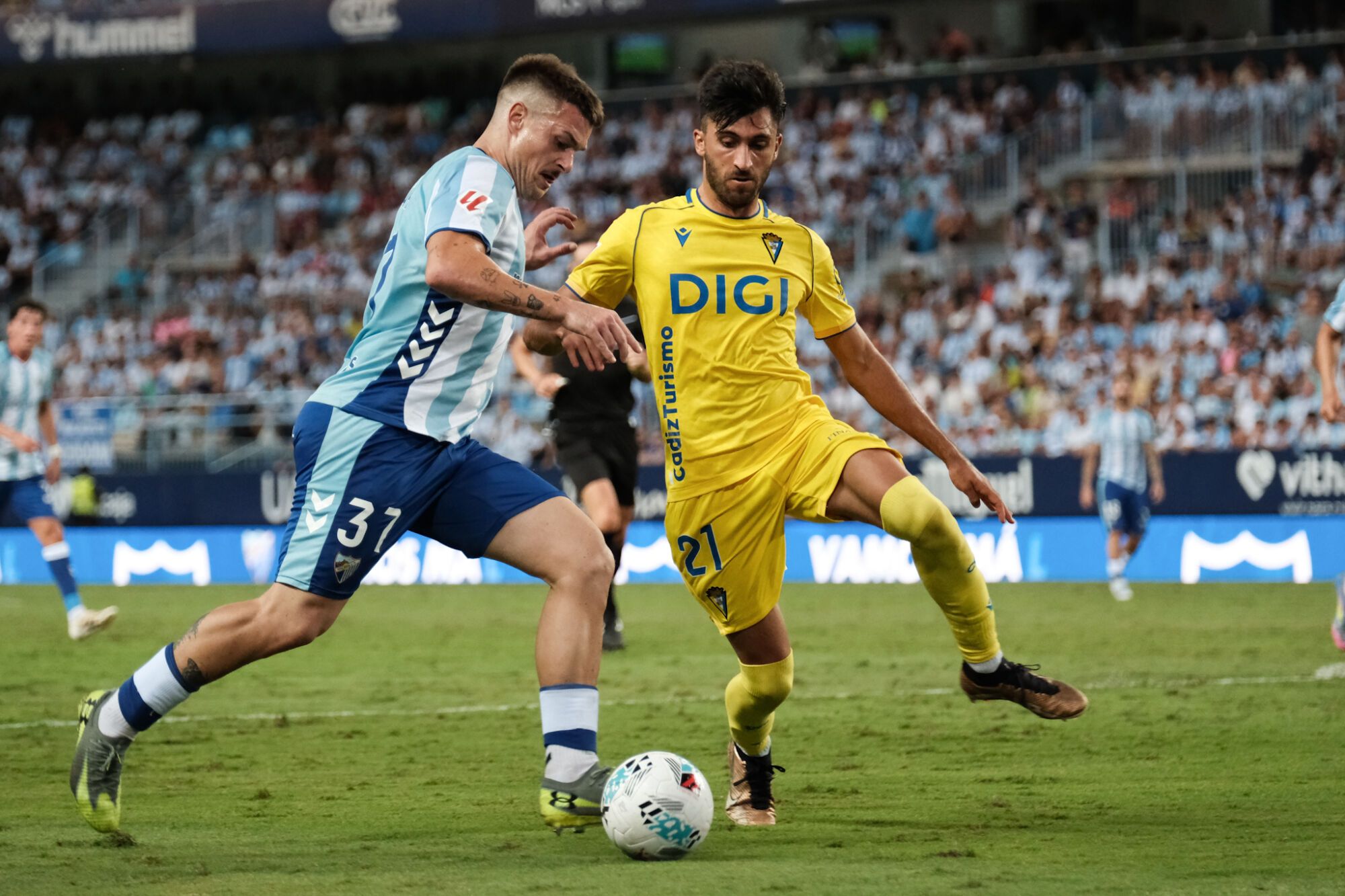 Imágenes del partido Málaga - Cádiz de LaLiga Hypermotion en La Rosaleda