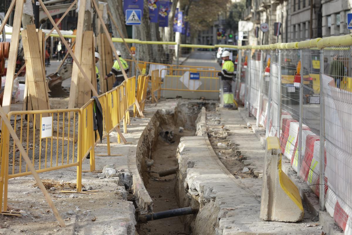 Les obres de la Rambla de Barcelona destapen també llambordes i vies de l’antic tramvia