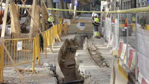 Les obres de la Rambla de Barcelona destapen també llambordes i vies de l’antic tramvia