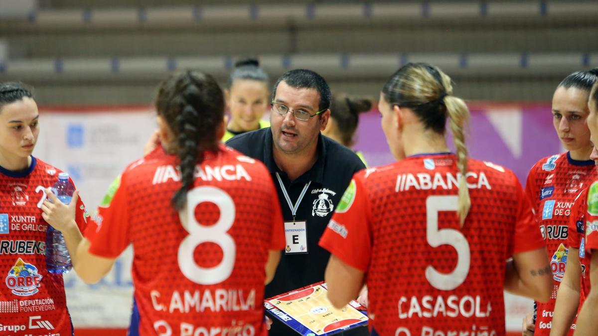 Isma Martínez da instrucciones a sus jugadoras.