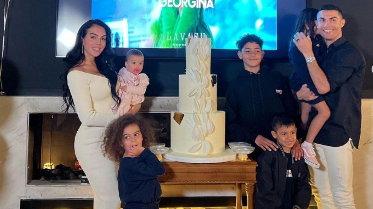 Georgina y Cristiano Ronaldo junto a sus hijos
