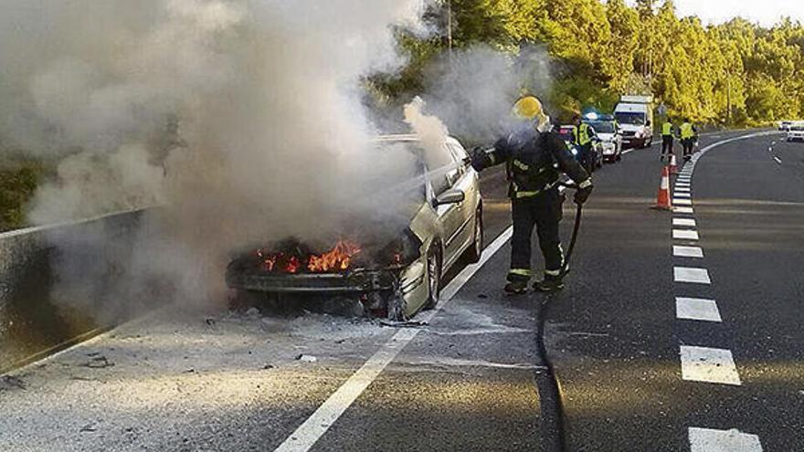 Arde un vehículo en la autopista a su paso por Caldas de Reis