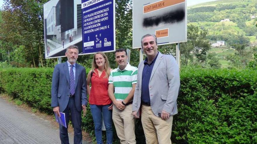 Por la izquierda, Matías Rodríguez, Cristina Vega, José Luis Fontaniella y Carlos Suárez, ante los carteles del anuncio de la obra de la residencia de mayores en Cangas del Narcea.