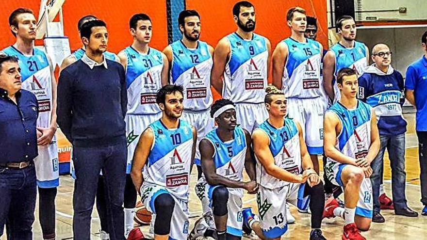 Foto de la plantilla y técnicos del Aquimisa Queso Zamorano tomada antes del partido del pasado miércoles contra Baskonia.