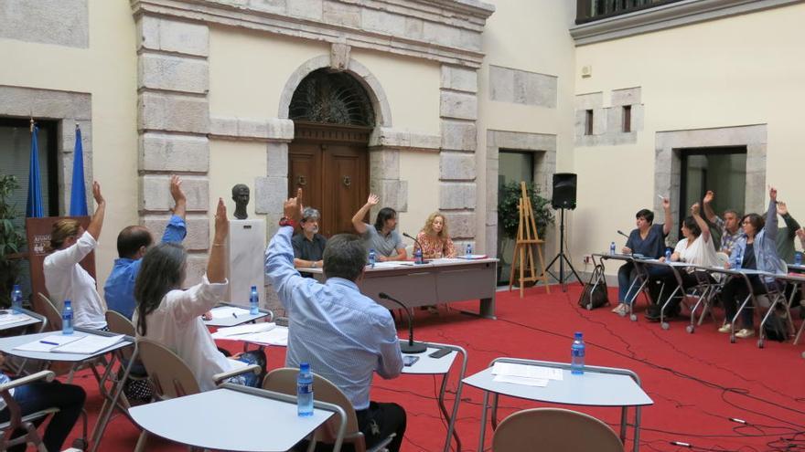 El Pleno del Ayuntamiento de Llanes durante una votación.