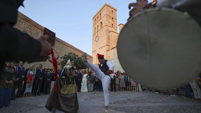 ‘Ball pagès’ frente a la Catedral en las Festes de la Terra 2025.