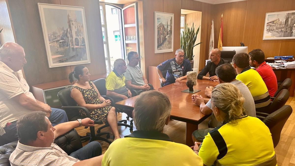 Una de las reuniones entre trabajadores y empresa de recogida de la basura, con la mediación del alcalde, Alejandro Lorenzo.