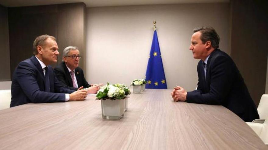 El primer ministro británico, David Cameron (a la derecha), negociando con los presidentes del Consejo Europeo y la Comisión Europea, Donald Tusk y Jean-Claude Juncker.
