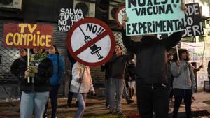 Manifestantes contra la vacuna del covid en Montevideo. 