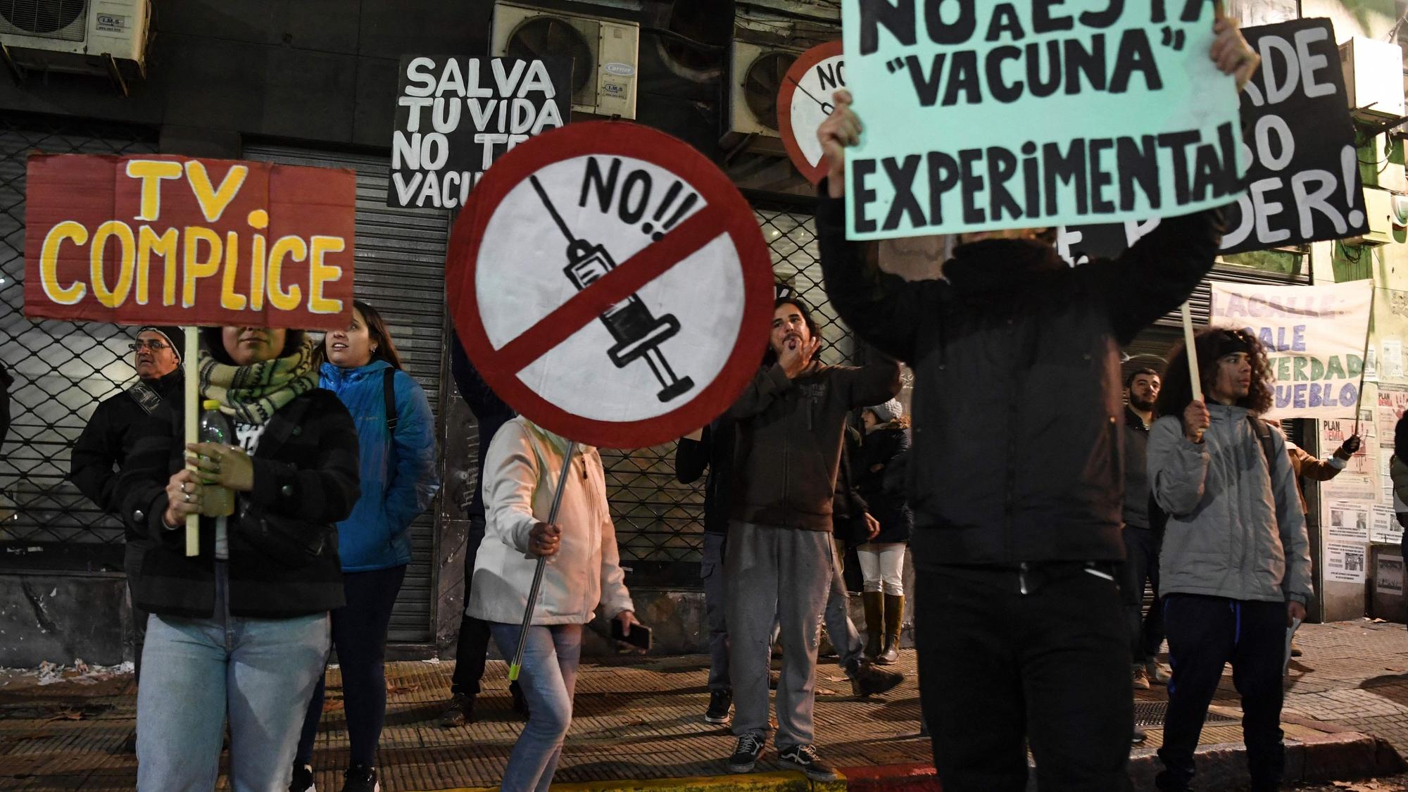 Manifestantes antivacunas en Montevideo.