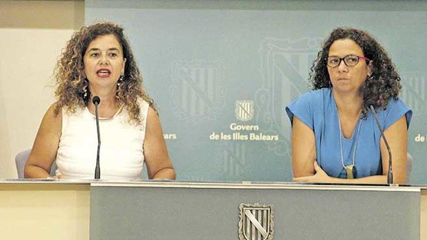 La portavoz del Goven y la consellera de Hacienda, Pilar Costa y Catalina Cladera, ayer en el Consolat.