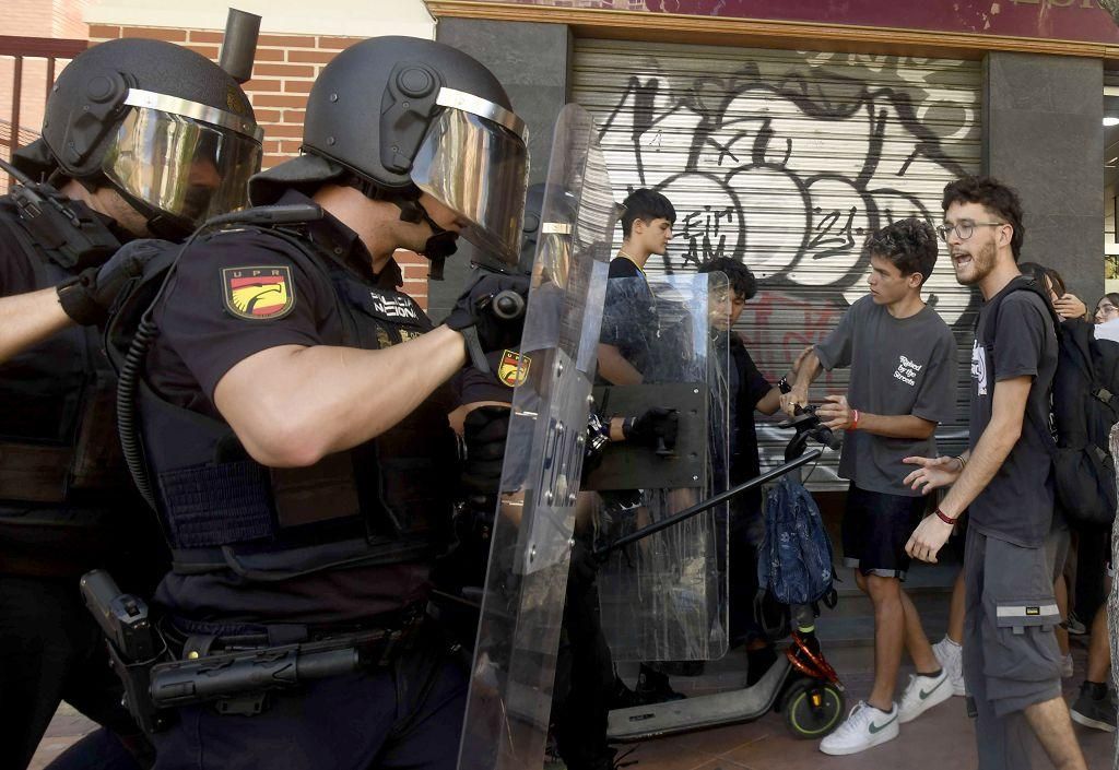 Todas las imágenes de la protesta por la Ebau y las cargas policiales junto a la Consejería de Educación