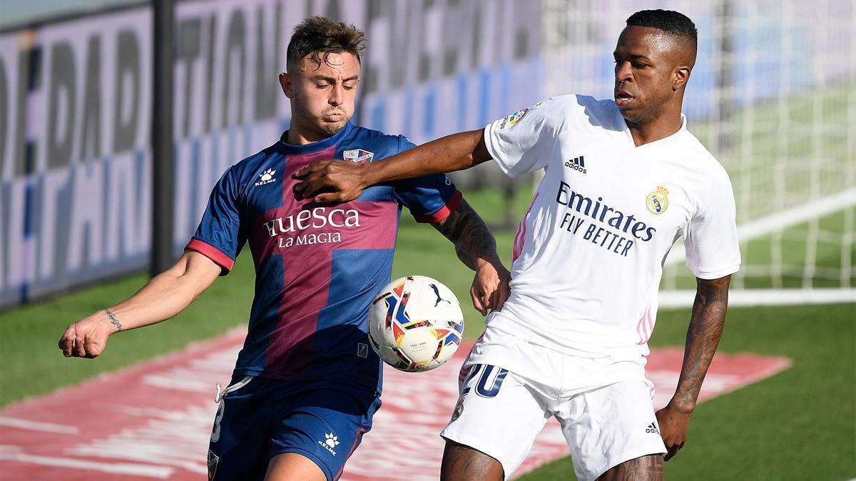 Pablo Maffeo con Vinicius Junior en el Real Madrid - Huesca de La Liga 2020/21